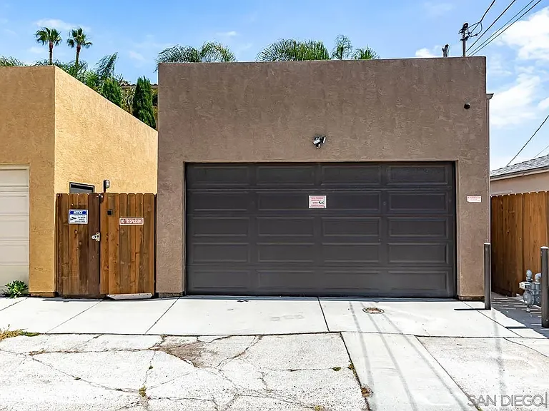 1368 Oliver Ave — Photo 1