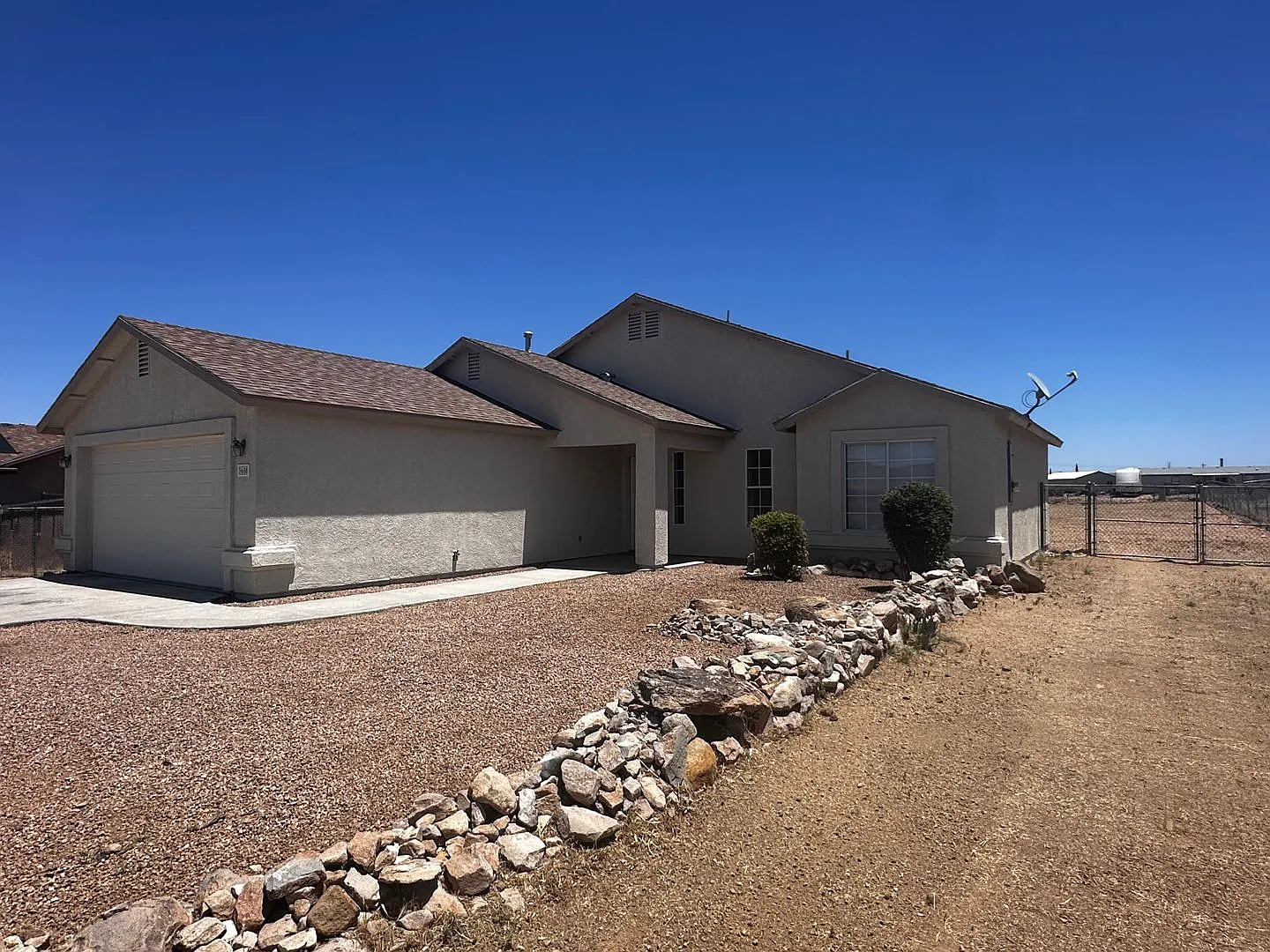 3 Bedroom 2 Bathroom Home — Photo 2