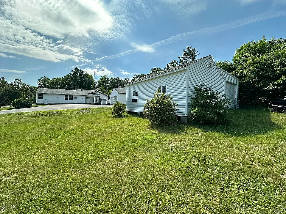 3 bed, 2.5 bath, 2320 sqft, $3,700 — Photo 2