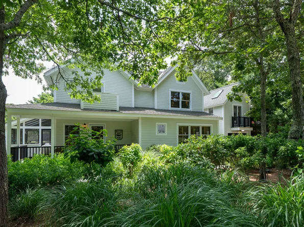 26 Tia Anna Ln, Oak Bluffs, MA 02557