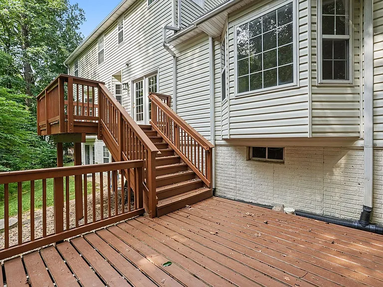 24 Crestwood Ln — Photo 2