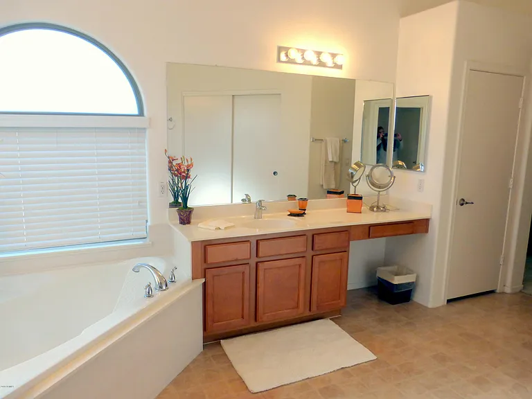 1042 N Moccasin Trl — Photo 12