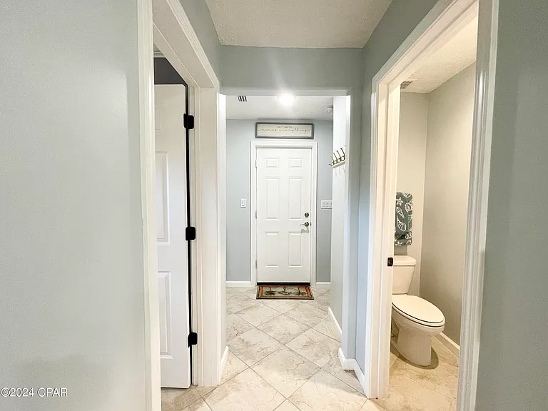 1043 Plantation Dr — Photo 16