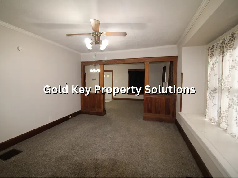 815 N Elm St — Photo 9