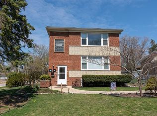 16W780 57th Ct #1, Clarendon Hills, IL 60514