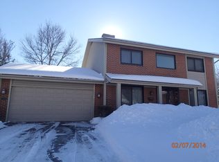 340 Ventura Club Dr, Roselle, IL 60172
