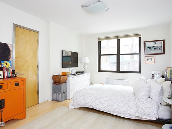 4th image of 221 E 78th St