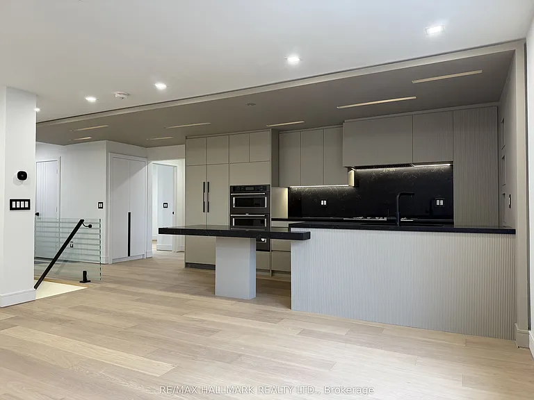 189 Lloyd Ave #MAIN FLOOR — Photo 1