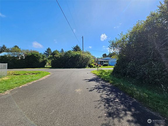 3rd image of 119 Aquila Court SW