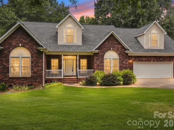 1524 Garrett Landen Dr, Clover, SC 29710