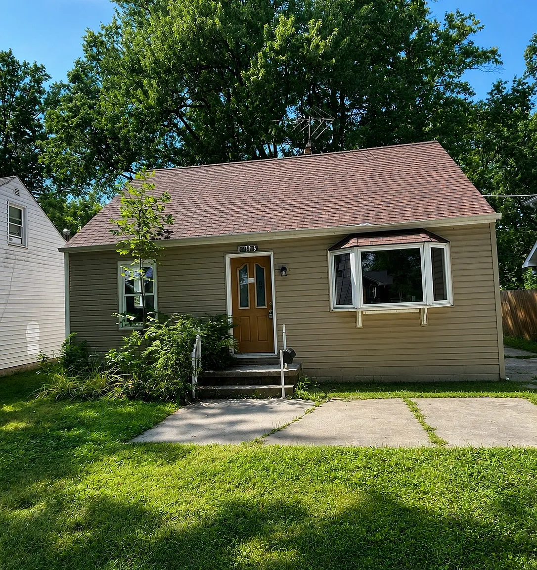 4 bed, 1077 sqft, $1,600 — Photo 1
