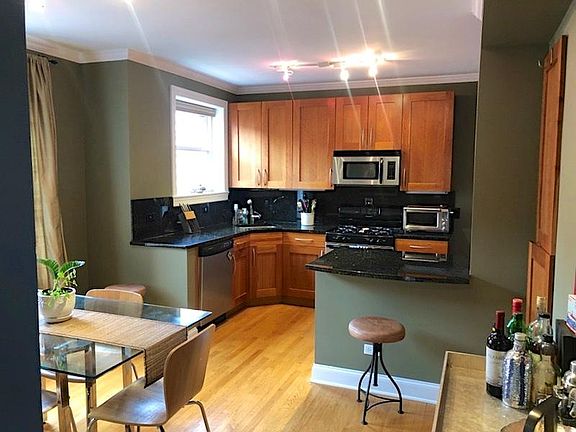 5th image of 918 W Ainslie St APT 3W