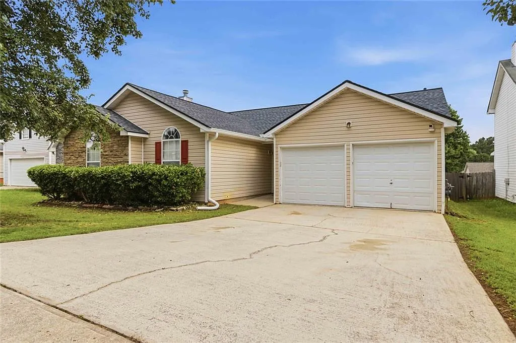 3 bed, 2.0 bath, 1466 sqft, $1,900 — Photo 1