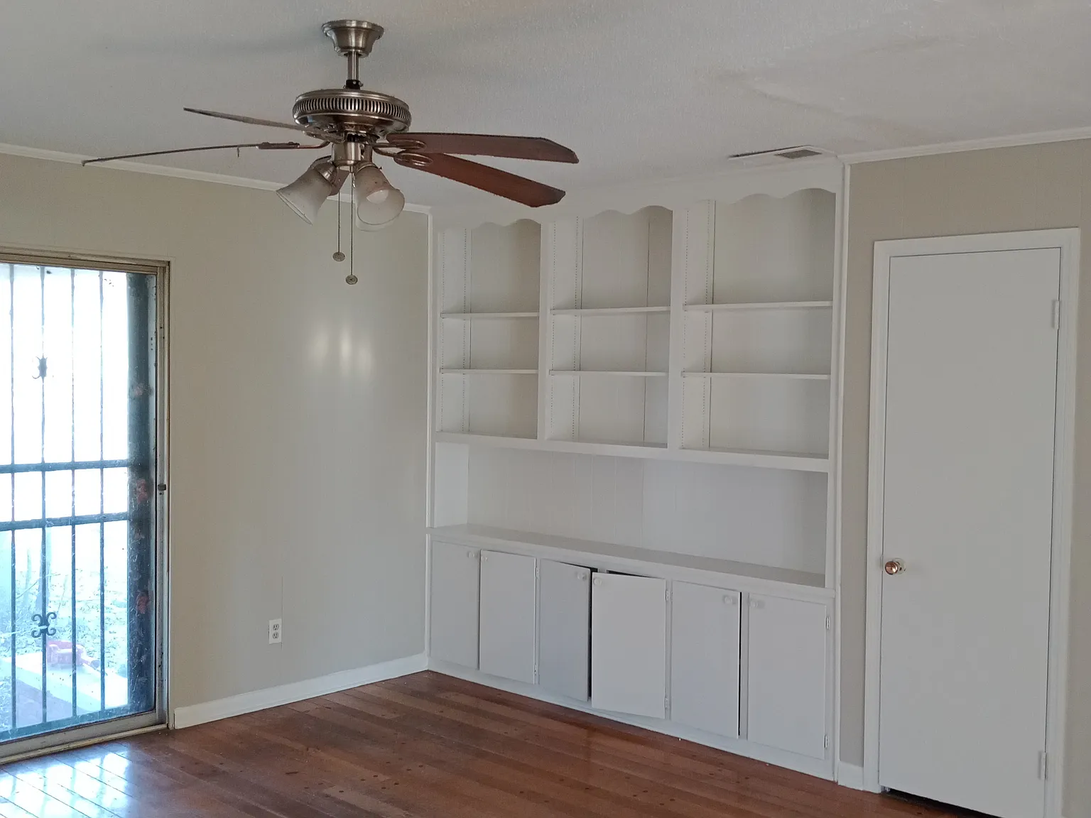 3 bed, 1600 sqft, $1,000 — Photo 2