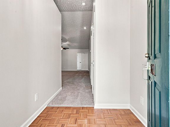 5th image of 301 Larchmont Rd