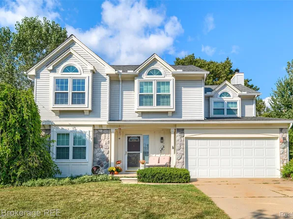 765 3rd St, Fenton, MI 48430