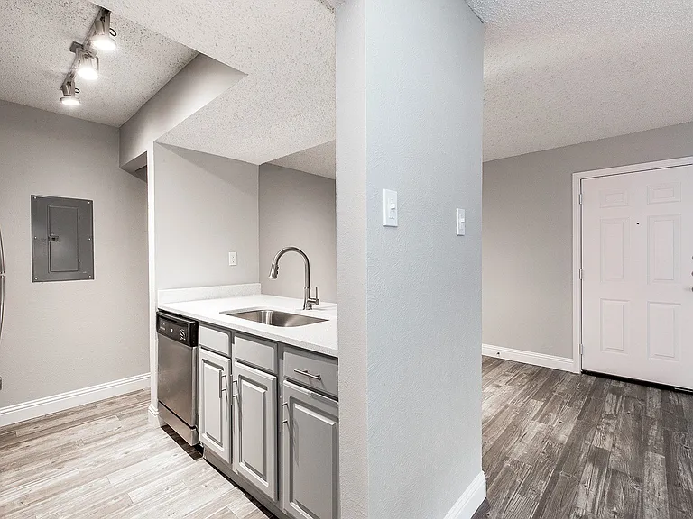 Vine Apartments — Photo 32