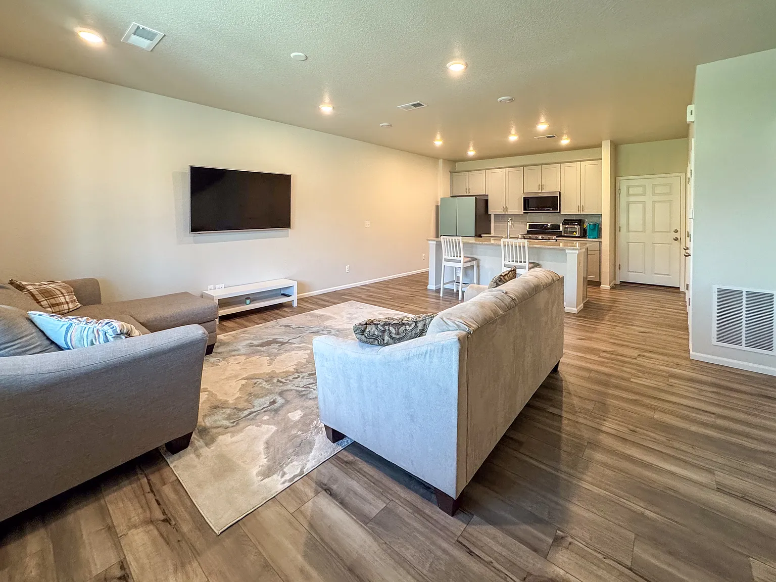 3 bed, 2.5 bath, 1682 sqft, $3,000 — Photo 3