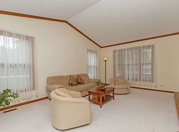 5th image of 1460 Crowfoot Cir S