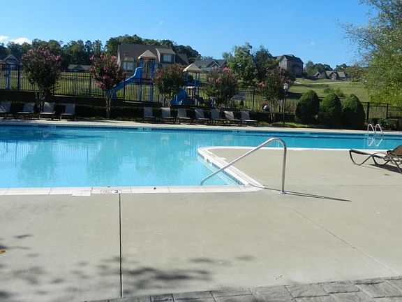 3rd image of 136 Forest Ln