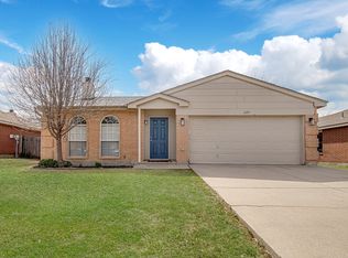 629 Creekview Dr, Burleson, TX 76028