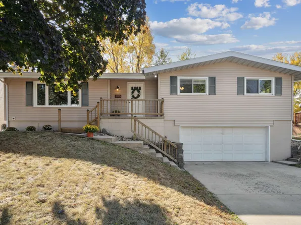 305 Heritage Rd, Cedar Falls, IA 50613