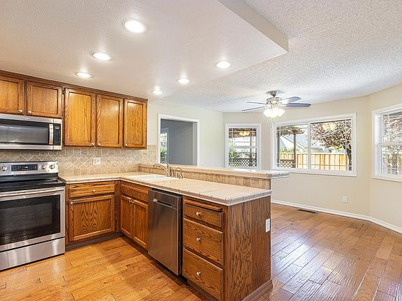 5th image of 2183 Warwick Drive