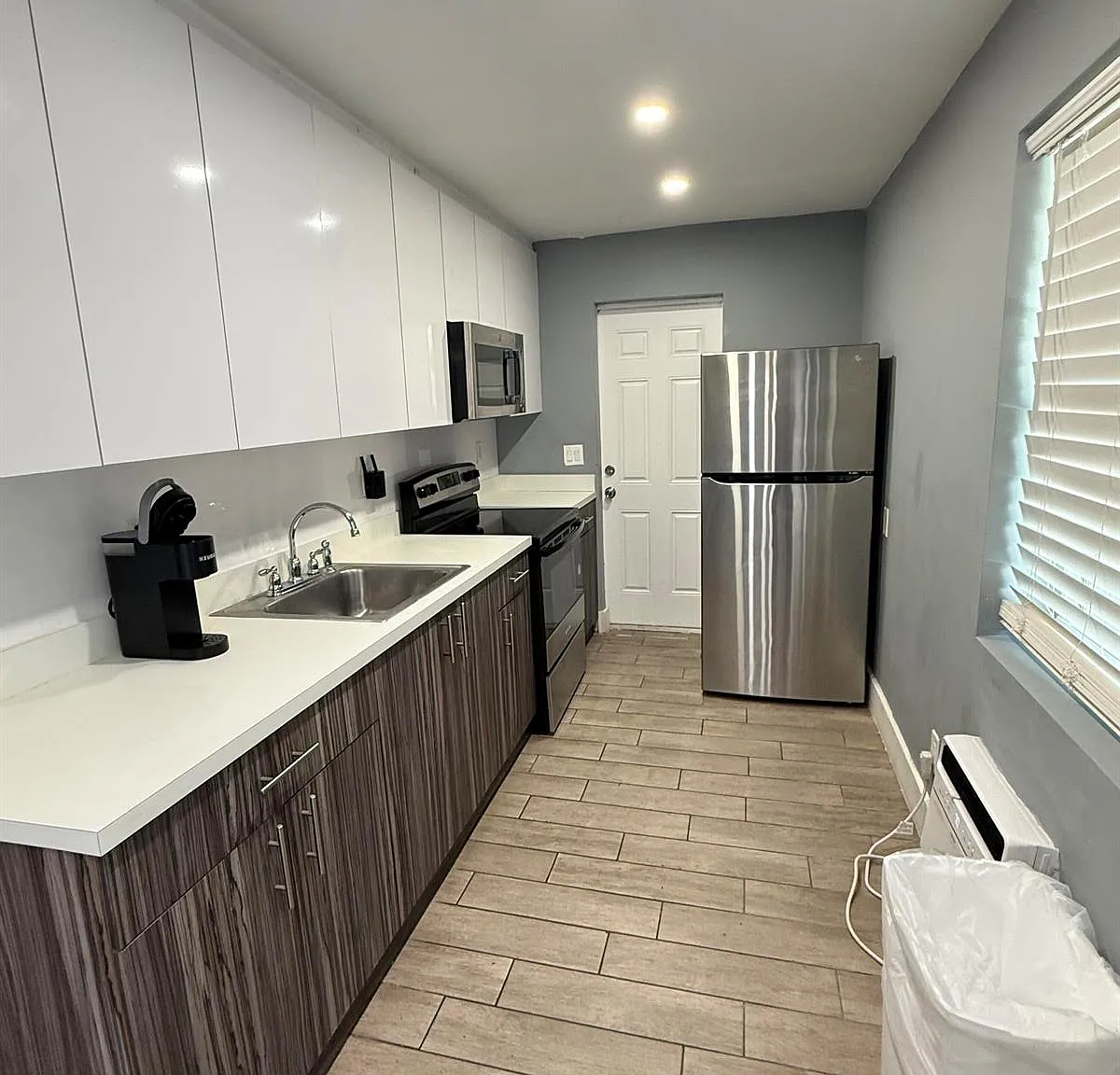 906 N Riverside Dr — Photo 3