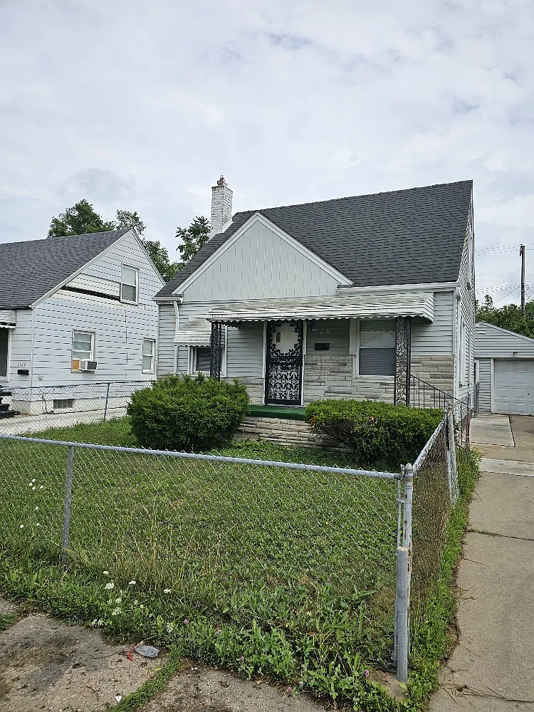 3 bed, 1.5 bath, 1100 sqft, $1,250 — Photo 1