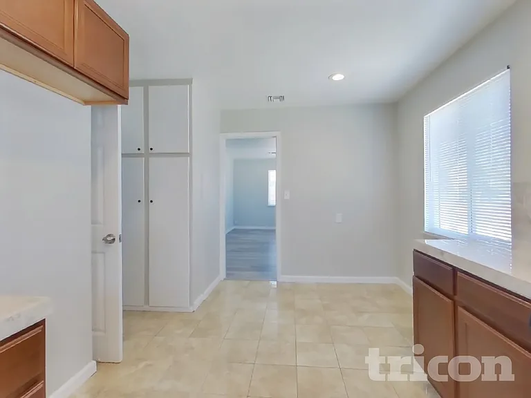 1126 W Ovington St — Photo 5