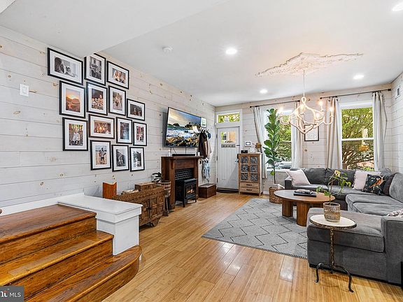4th image of 1337 Marlborough St