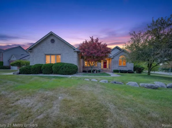5520 Green Bank Dr, Grand Blanc, MI 48439