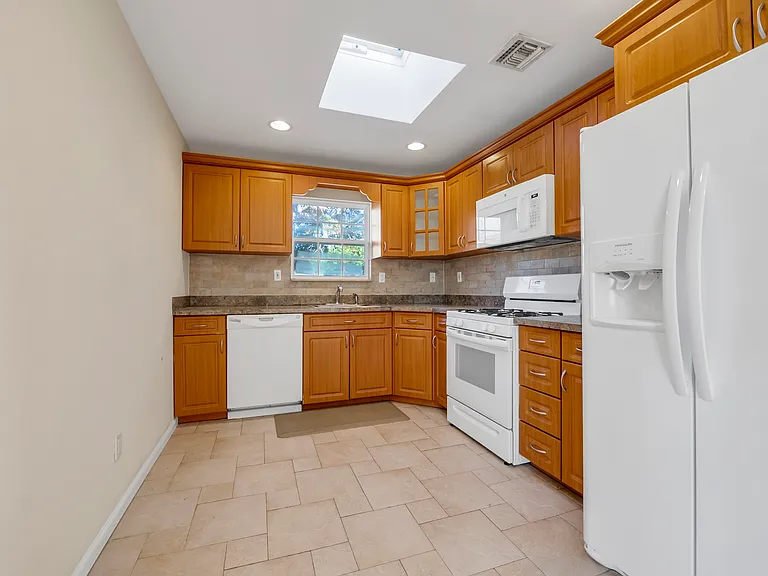38 Sintsink Dr W #B — Photo 9