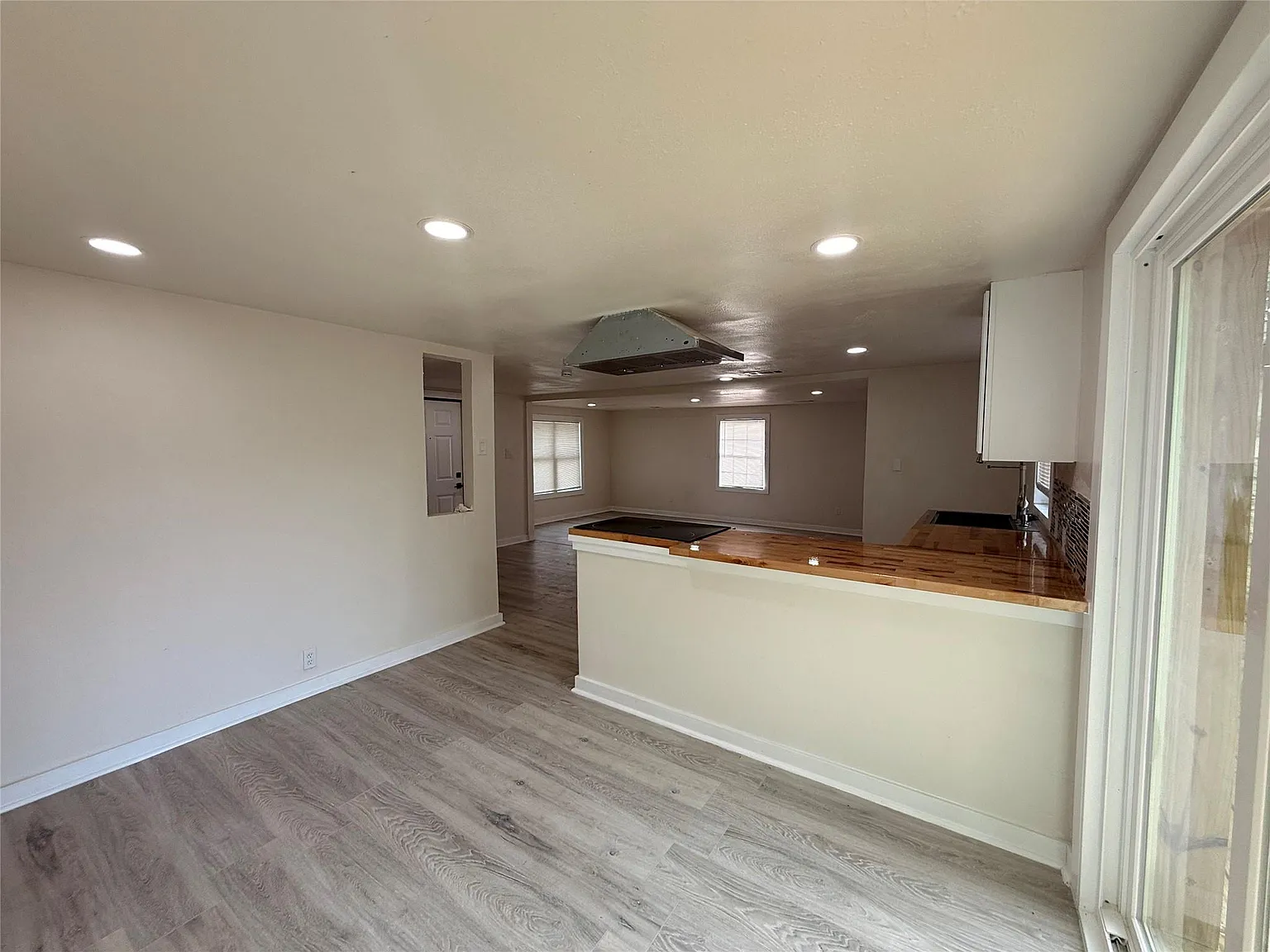 4 bed, 2.0 bath, 1332 sqft, $1,975 — Photo 2