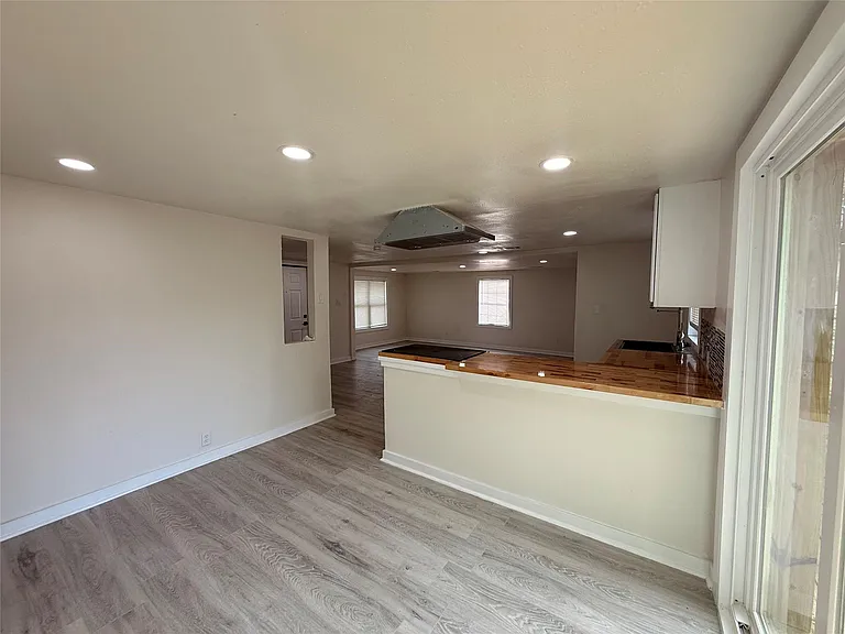 912 E 20th St — Photo 5