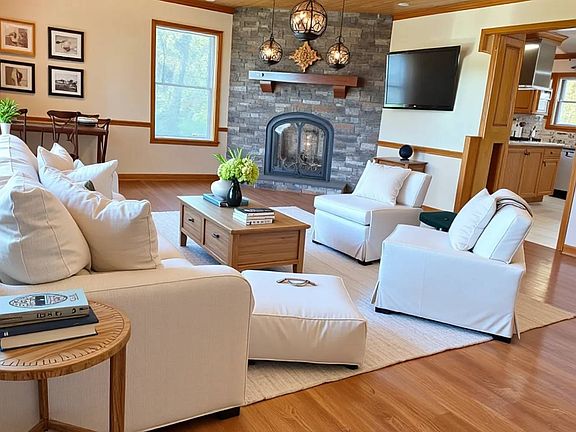 5th image of 121 Adams Ext