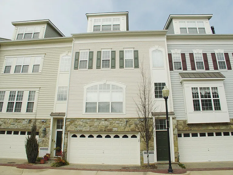 5053 Donovan Dr — Photo 1