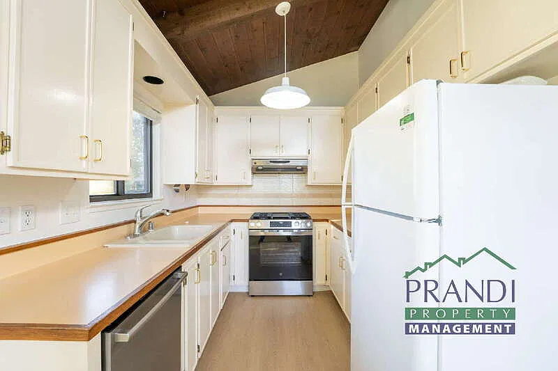 3 bed, 2.0 bath, 1152 sqft, $5,750 — Photo 2
