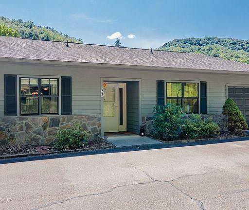 4th image of 922 Country Club Dr