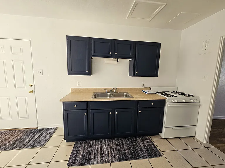 1934 E Adams St #5 — Photo 8