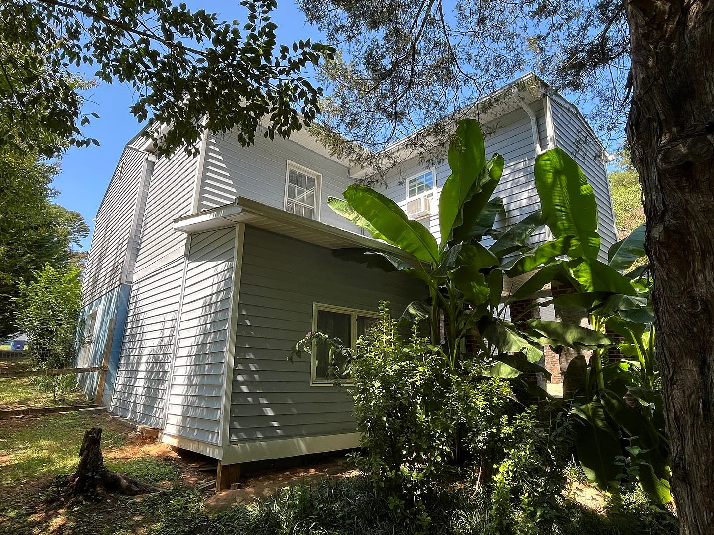 Cozy 4 Bedroom, 3 Bathroom Home — Photo 3
