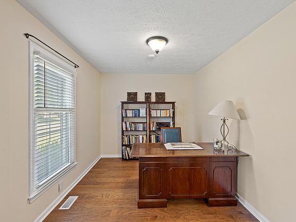 4th image of 211 W Fairway Dr