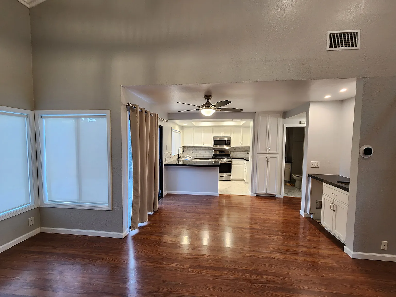 2 bed, 2.5 bath, 1240 sqft, $3,700 — Photo 3