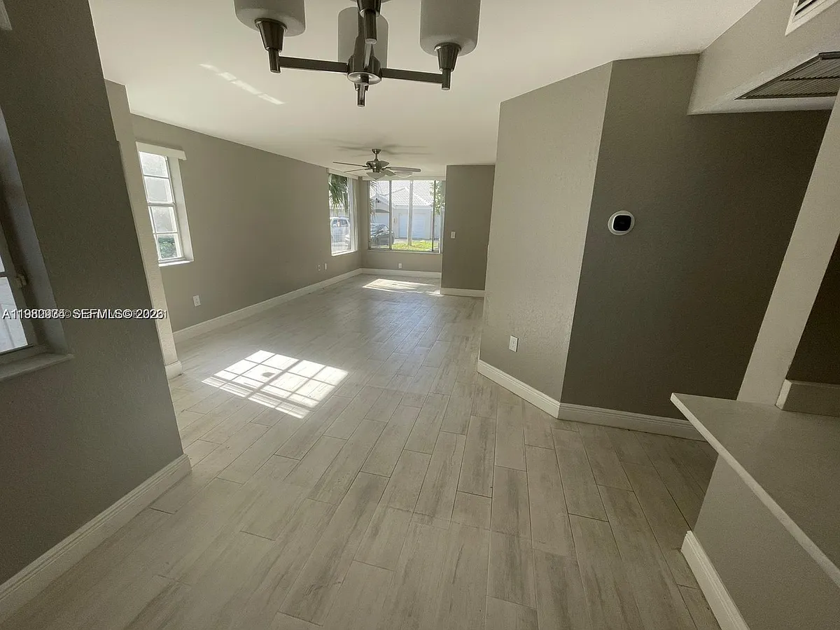 Building Photo - 2811 N Oakland Forest Dr #110