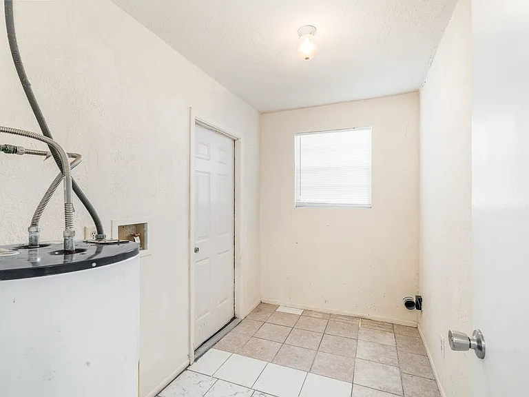 557 Cox St — Photo 16