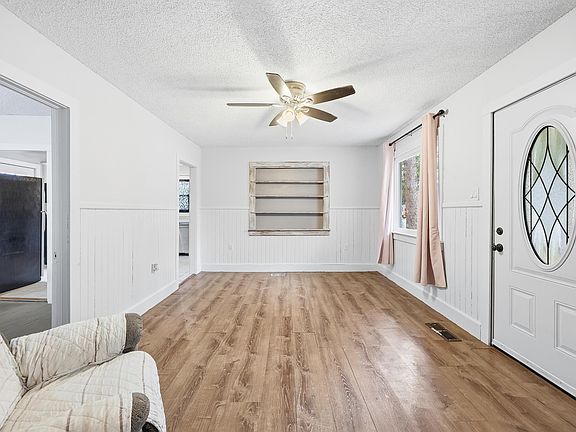 4th image of 427 Dawson St.