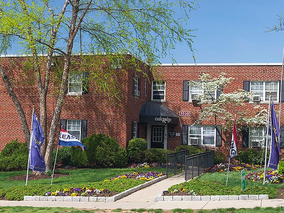 Oak Ridge Apartments Building