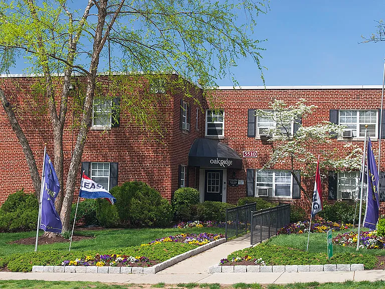 Oak Ridge Apartments Building