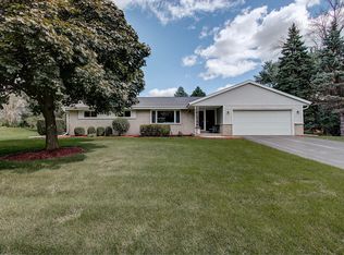 590 Long Beard Rd, Waukesha, WI 53186