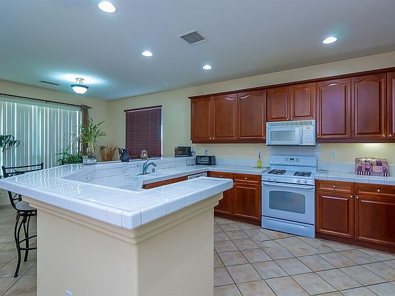 2nd image of 44471 Avenida Hanna